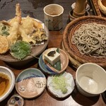 手挽きそば 一心 - 【おまかせ天ざる】2,400円　こちらは小鉢が選べます（ミニそば豆腐orミニとろろ）写真はミニそば豆腐