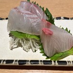 和味 大輔 - お刺身盛り合わせ、左カンパチ、右手前真鯛、右奥スズキ