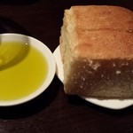エノテカ・ラ・リコルマ - 自家製パンとオリーブオイル