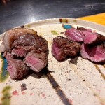 コウシキャンプ - 左がイノシシ、右がラム