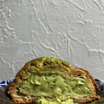 bonieu - クリームは確かに美味しかったが、保冷バッグを持参したとは言え炎天下の中で長時間持ち歩きしたのがシュー皮の劣化の一因だろう。様々な事情があれども、シュークリームにワンコインは些か予算オーバーだ。