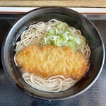 ごん兵衛 - 昆布で引かれた出汁に力強い塩味の蕎麦汁