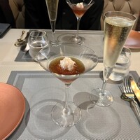 俺のフレンチ グランメゾン 大手町 - カクテル仕立ての冷前菜（ズワイガニやトマトのピューレが入っていてとってもおいしいです）