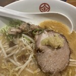 麺屋 金次郎 - チャーシューの上に生姜