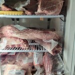 一頭買焼肉　醍醐 - お店の入口にある冷蔵庫