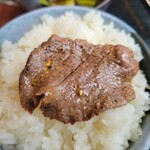 一頭買焼肉　醍醐 - タン塩をライスにオン
