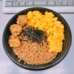 五反田 信濃屋 - ◆そぼろ丼 650円
      ◆つくね(串) 180円→160円(丼のせで−20円引き
      ※税込