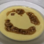 Empire Steak House Roppongi - 何か忘れたけれどナッツ系(胡桃？)のソースが入ったコーンスープ