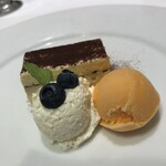 Empire Steak House Roppongi - ティラミスとオレンジのソルベ。白いのはレアチーズだっかな？