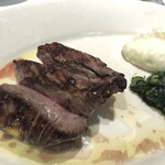 Empire Steak House Roppongi - トップサーロインステーキ200gをミディアムレアで。付け合わせはクリーム状のほうれん草とマッシュポテト