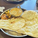 たつのナンカレーハウス - 料理写真:ナンと大きなナン(´・ω・｀)