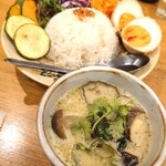 CHALO - 写真追加：8月上旬の週替わりメニューで夏野菜のグリーンカレー1,400円＋煮玉子トッピング150円✨ピリ辛のココナッツ入りタイカレーは やみつき♡野菜もたっぷり嬉しい限り！