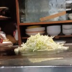 為五郎 - 生地にキャベツをのせて〜
