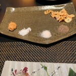 神戸牛ステーキIshida. - 左は海の塩。右は岩塩と胡椒