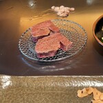 神戸牛ステーキIshida. - 網の上で休憩中