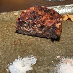 神戸牛ステーキIshida. - 肉汁ジュワー。大粒パン粉がカリッと。贅沢なメンチカツのような食べごたえ