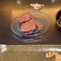 神戸牛ステーキIshida. 生田新道店 - 網の上で休憩中