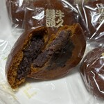 吾妻堂 - 牛久饅頭　裏側と断面　餡子が美味しい！