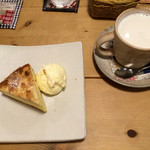 Fujiyama Purin - さつまいもとクリームチーズのクランブルケーキと黒糖ミルク(HOT)