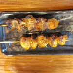 やきとん酒場 ヤマネ肉店 - にんにく串＆大トロホルモン