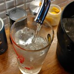 やきとん酒場 ヤマネ肉店 - 焼酎注いでる所