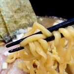 煮干しらーめん 渡辺商店 - 平打ちちぢれ麺
