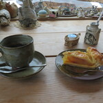 サリックス カフェ - ケーキセット(アップルパイ＆ホットコーヒー）　750円