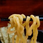 煮干しらーめん 渡辺商店 - だるま製麺の自慢の麺