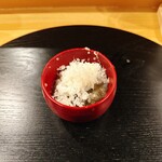 鮨駒 - タコともずく、凍らせた桃