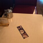 Lawn - テーブルと赤い椅子