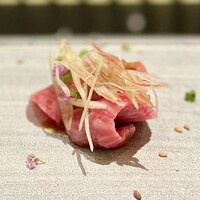 焼肉 喰心 - 前菜：牛刺し胡麻醤油