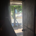 Lawn - 入口から天井までつづく大きな窓　これに合わせるシャッターを作るのも大変だったそうです