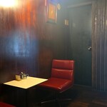 Lawn - 壁も煙草で燻されあめ色に