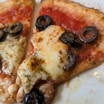 アンチョビとオリーブ；チリオイルをかけて