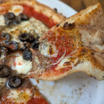 アンチョビとオリーブ；中央が重みで垂れる