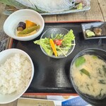 梅乃葉 - ご飯、小鉢、お味噌汁、お漬物も美味しい