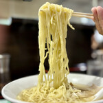 うえんで 山鹿店 - 中太ちぢれ麺をリフトUP