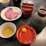 由屋 - 先に運ばれてくるそば茶とカブの漬物、つゆ、ねぎ。　　　つゆ椀。
