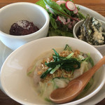 愛農人 - メインと惣菜2種類とサラダ。