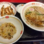 餃子の王将 清田店 - 忘れられない中華そばセット　餃子後提供のため、中華そば食べかけ