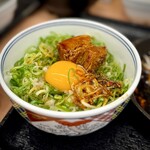 吉野家 - 料理写真:途中からはアレンジ♪
「ねぎ玉子」に付いてきたネギを敷いて、そこに玉子を乗せます。
後は、少しずつ角煮とタレを丼に追加しながらいただく。
これ、相当イケます(^^)
販売終了前に、もう一回行くか（笑）