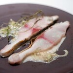 レストラン オオツ - 2025.8 会瀬漁港大内商店皮目を炙ったヒラマサ 梅酢と山茗荷のソース