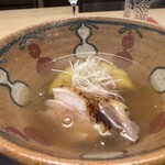 徳ㇵ本也 - ◆焚き合わせ
      京赤地鶏炭火焼き
      京赤地鶏の出汁
      賀茂茄子