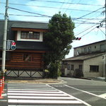Kawashin Unagi Senta - 百五銀行松阪支店側から見た国道42号線の名もなき交差点。右側の電柱脇の細い路地へ曲がると川新に　'14/9/22撮影