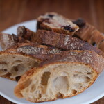 まちのパーラー - サルシッチャセット 1410円 のパン3種盛り合わせ