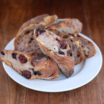 まちのパーラー - サルシッチャセット 1410円 のパン3種盛り合わせ