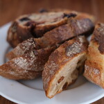 まちのパーラー - サルシッチャセット 1410円 のパン3種盛り合わせ