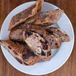 まちのパーラー - サルシッチャセット 1410円 のパン3種盛り合わせ