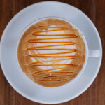 まちのパーラー - サルシッチャセット 1410円 のキャラメルカプチーノ