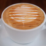 まちのパーラー - サルシッチャセット 1410円 のキャラメルカプチーノ